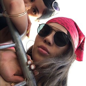 Meet your Posher, Iluhi